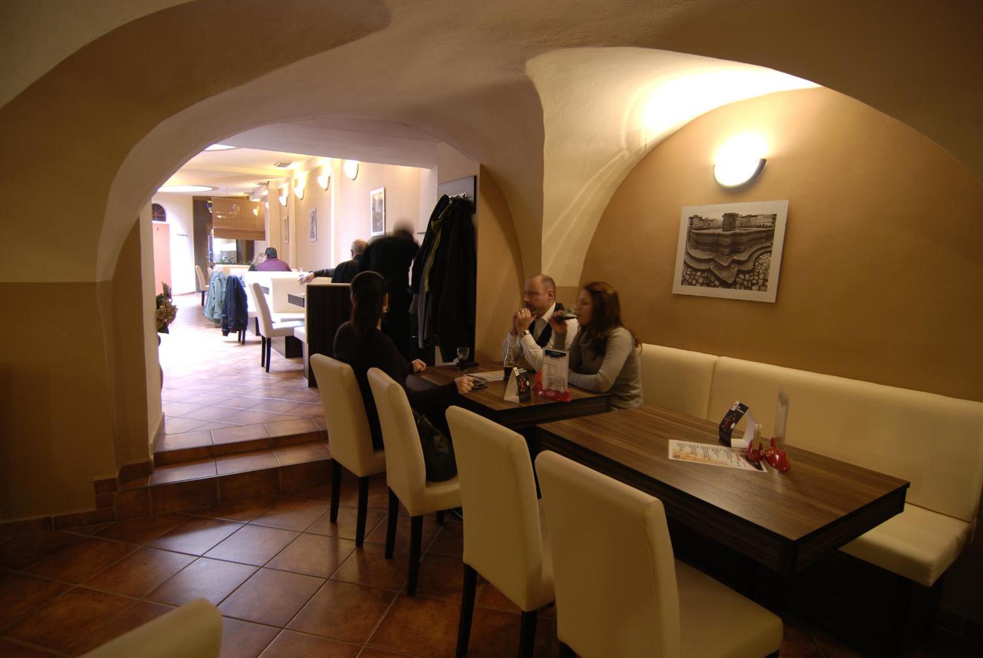 Fontana Pizzeria - Pension Ceske Budejovice Extérieur photo