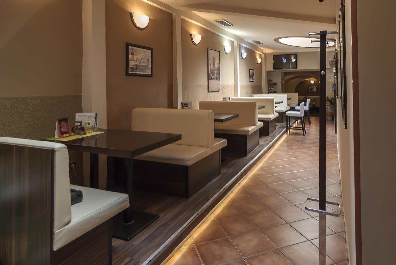 Fontana Pizzeria - Pension Ceske Budejovice Extérieur photo